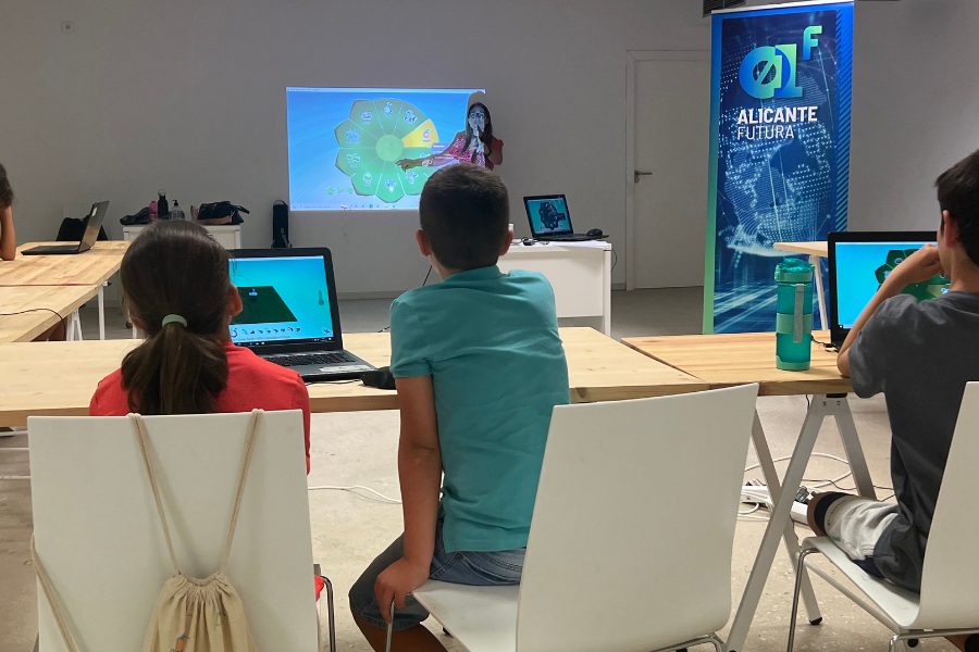 You are currently viewing Alicante Futura Kids launches the workshop “Video Game Programming”.